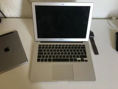 Apple MacBook Air 13 2010 Late. 13.3", 1,9����, ��� 2048 ��, ���� 251���, WiFi: 1, Bluetooth: 1, ����������� �� 4��. ����