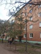 2-комнатная, улица Октябрьская 28а в Арсеньеве 2-комнатная, улица Октябрьская 28а. Старый торговый, агентство, 45,0 кв. м. Дом снаружи