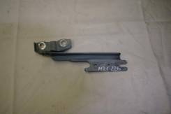 Петля капота левая Mazda 323 (BJ) 1998-2002 в Екатеринбурге Петля капота левая Mazda 323 (BJ) 1998-2002