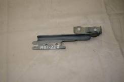 Петля капота правая Mazda 323 (BJ) 1998-2002 в Екатеринбурге Петля капота правая Mazda 323 (BJ) 1998-2002