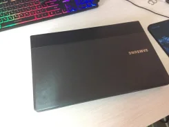 Samsung 300E5C. 15.6", 2,2����, ��� 4 ��, ���� 750���, WiFi: 1, Bluetooth: 1 ����