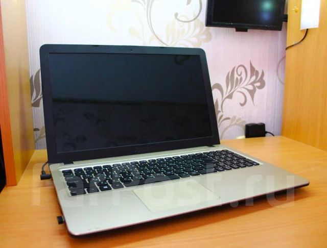 Asus VivoBook X540LJ. 15.6", 1,7����, ��� 8 ��, ���� 500���, WiFi: 1, Bluetooth: 1, ����������� �� 6��. ����
