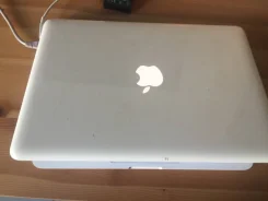 Apple MacBook. 13.3", 2,4����, ��� 3072 ��, ���� 240���, WiFi, Bluetooth, ����������� �� 2��. ����