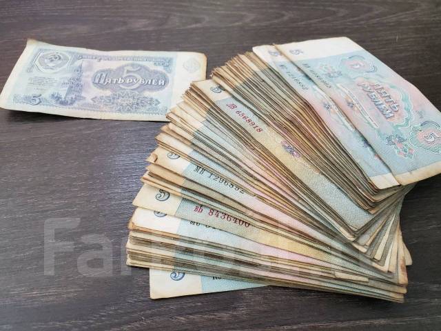 Пачка пятирублевых купюр. Пачка пятирублевых купюр. 5 рублей 1997 года пачка. Купюра 5 рублей 2023. Пачка пятирублевых купюр.