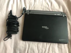 Fujitsu Siemens. 10", 1,2����, ��� 1024 ��, ���� 60���, WiFi: 1, Bluetooth: 1, ����������� �� 2��. ����