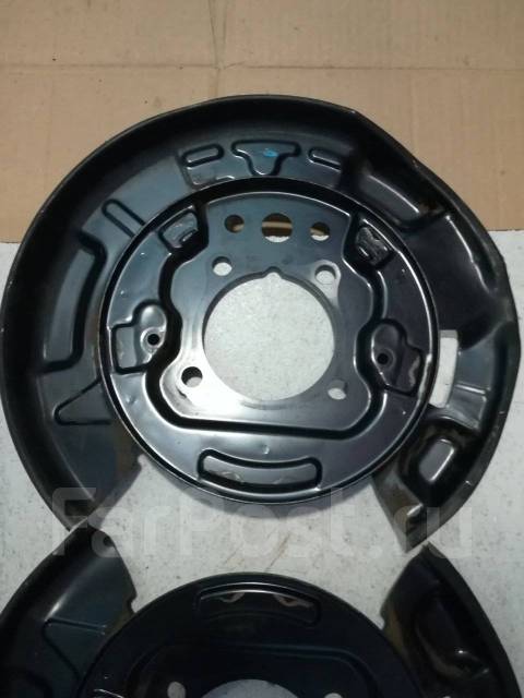 Щиток, пыльник тормозного диска Toyota Crown GRS182 задний правый ...