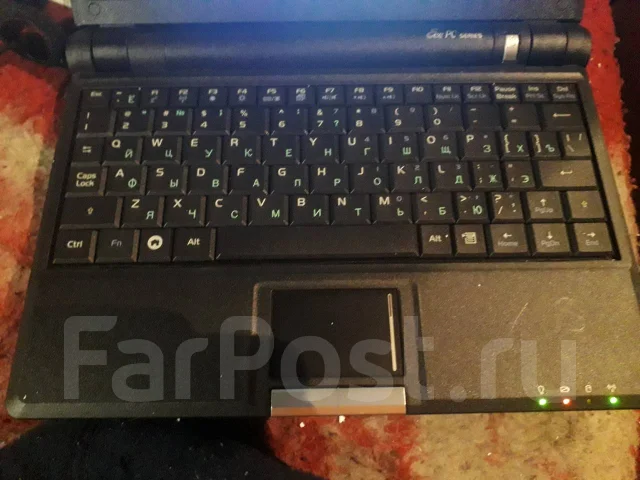 Asus Eee PC. 7", 0,8����, ��� 256 �� � ������, ���� 256���, WiFi: 1, ����������� �� 2��. ����