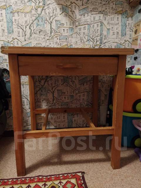 Кухонный раскладной стол с выдвижным ящиком с рубля, б/у, в наличии во ...