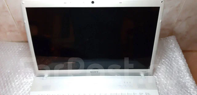 Sony VAIO VPC-EC3S1R. 17.3", ��� 256 �� � ������ ����