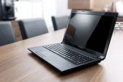 Lenovo B590. 15.6", 2,4����, ��� 4 ��, ���� 500���, WiFi: 1, Bluetooth: 1, ����������� �� 2��. ����