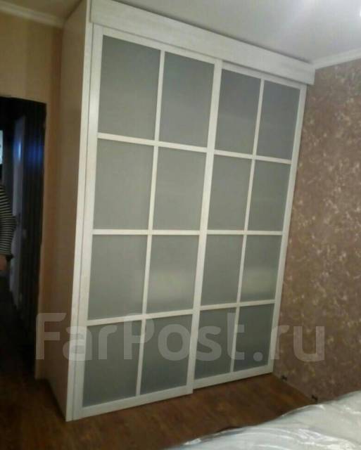 Шкаф-купе из ДСП с раздвижными деревянными дверьми - Мебель во Владивостоке