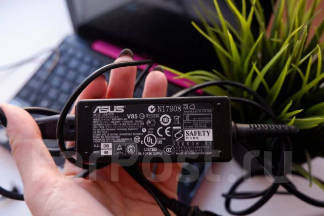 Asus Eee PC 1008P. 10.1", 1,7����, ��� 2048 ��, ���� 250���, WiFi: 1, Bluetooth: 1 ����