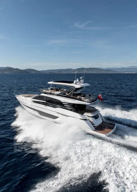 Fairline Squadron. ����� 21,08��., ��������� ������������, 2 300��.�., ������ ����