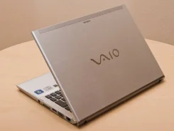 Sony VAIO. 15.6", 1,8����, ��� 4 ��, ���� 500���, WiFi: 1, Bluetooth: 1, ����������� �� 3��. ����