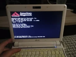 Asus Eee PC 900. 9", 1,6����, ��� 1024 ��, ���� 20���, WiFi, Bluetooth, ����������� �� 2��. ����