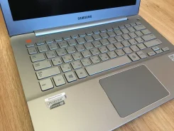 Samsung ATIV Book 7 730U3E. 13.3", 1,8����, ��� 8 ��, ���� 128���, WiFi: 1, Bluetooth: 1, ����������� �� 5��. ����