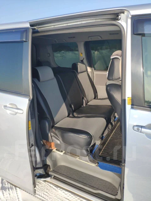 Toyota Voxy. �������, 4wd, 2.0 (140��.�.), ������, 155����. �� ����