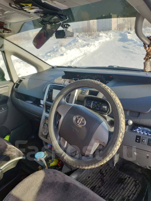 Toyota Voxy. �������, 4wd, 2.0 (140��.�.), ������, 155����. �� ����