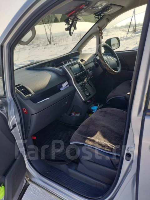 Toyota Voxy. �������, 4wd, 2.0 (140��.�.), ������, 155����. �� ����