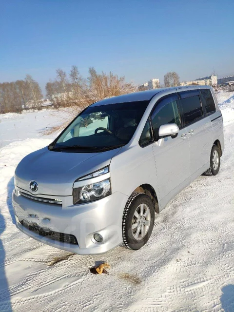Toyota Voxy. �������, 4wd, 2.0 (140��.�.), ������, 155����. �� ����