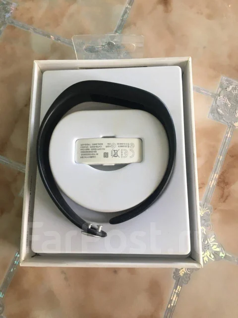 Sony SmartBand. NFC, IP68 ����
