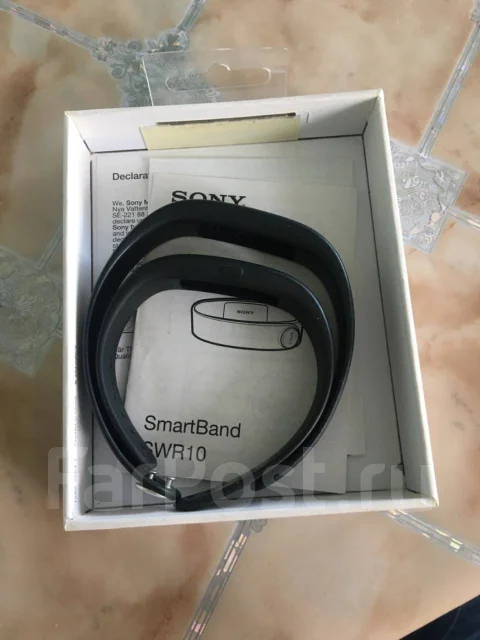 Sony SmartBand. NFC, IP68 ����