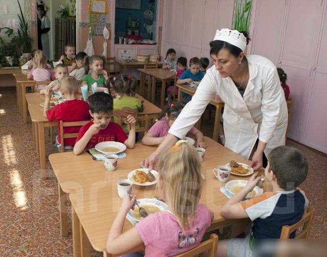 Вакансии детский сад помощник. Няня в детском саду. Помощник воспитателя в детский сад. Нянечка в детский сад. Младший воспитатель в садике.