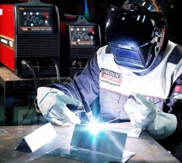 сварщик дуговой сварки неплавящимся электродом в защитном газе. сварка аргоном tig. сварка аргоном tig. аргонодуговая сварка tig. аргонодуговая сварка tig.