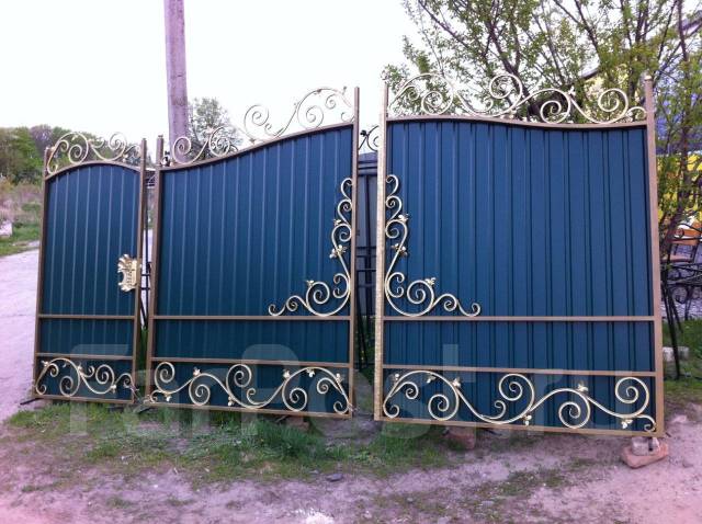Кованые ворота с калиткой с профлистом фото