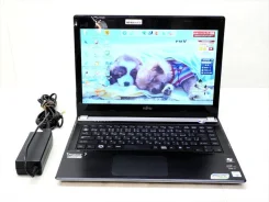 Fujitsu. 13.3", 1,4����, ��� 4 ��, ���� 320���, WiFi: 1, Bluetooth: 1, ����������� �� 5��. ����
