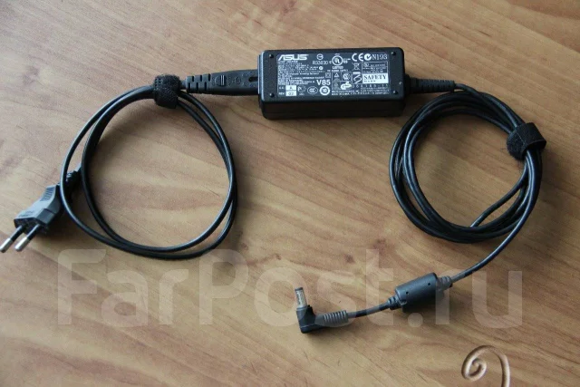 Asus Eee PC 900. 8.9", 0,9����, ��� 1024 ��, ���� 12���, WiFi: 1, ����������� �� 3��. ����