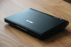 Asus Eee PC 900. 8.9", 0,9����, ��� 1024 ��, ���� 12���, WiFi: 1, ����������� �� 3��. ����