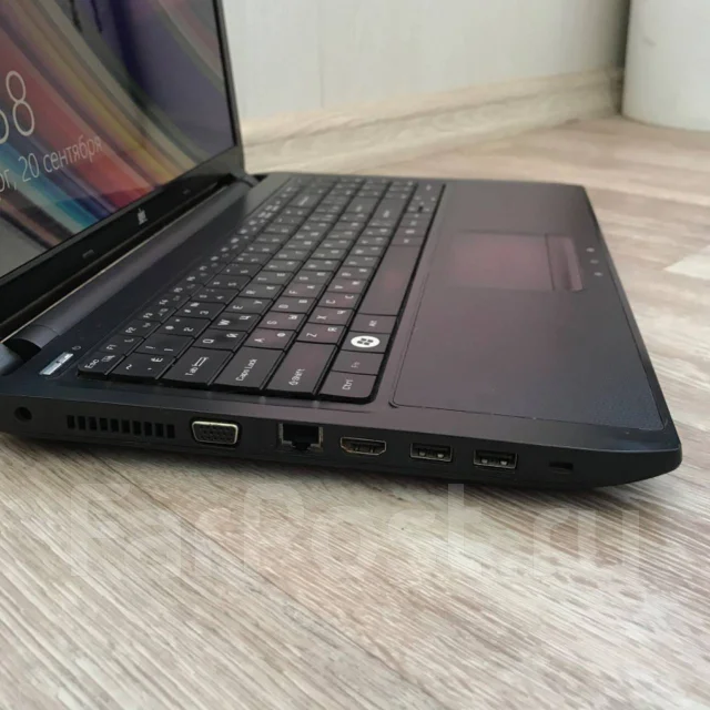 DNS. 15.6", 2 500����, ��� 8 ��, ���� 500���, WiFi: 1, Bluetooth: 1, ����������� �� 1��. ����