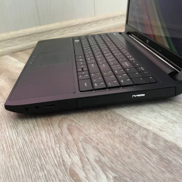 DNS. 15.6", 2 500����, ��� 8 ��, ���� 500���, WiFi: 1, Bluetooth: 1, ����������� �� 1��. ����