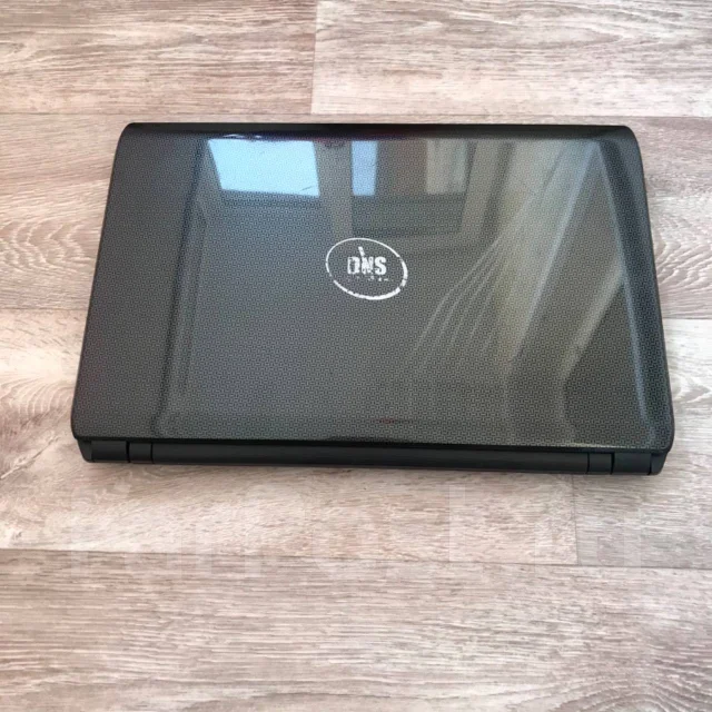 DNS. 15.6", 2 500����, ��� 8 ��, ���� 500���, WiFi: 1, Bluetooth: 1, ����������� �� 1��. ����