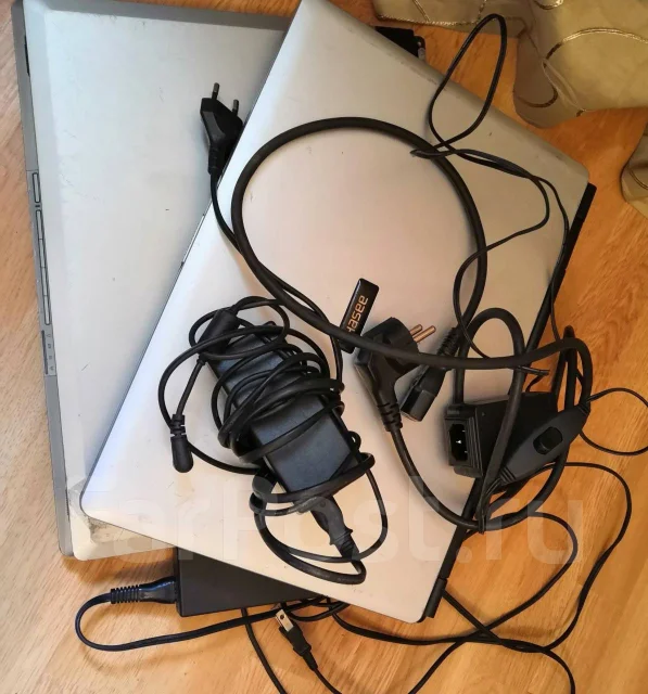 Hasee. WiFi: 1, Bluetooth: 1 ����