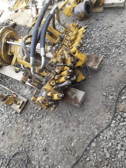 Caterpillar 330. D ����