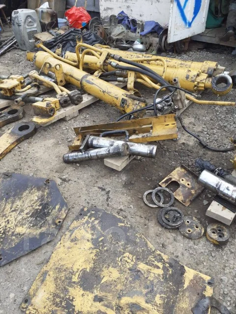 Caterpillar 330. D ����