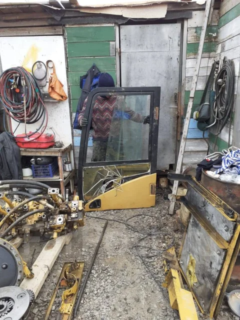 Caterpillar 330. D ����