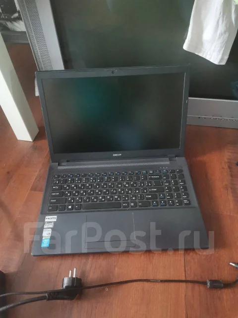 DEXP Atlas. 15.6", 2 500����, ��� 8 ��, ���� 500���, WiFi: 1, Bluetooth: 1, ����������� �� 4��. ����