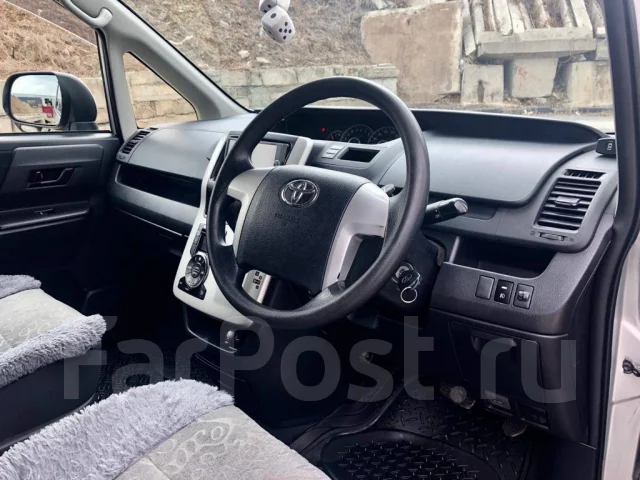 Toyota Voxy. �������, 4wd, 2.0 (155��.�.), ������, 128 000����. �� ����