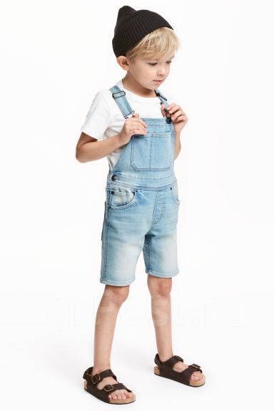 Мальчик в джинсовом комбинезоне