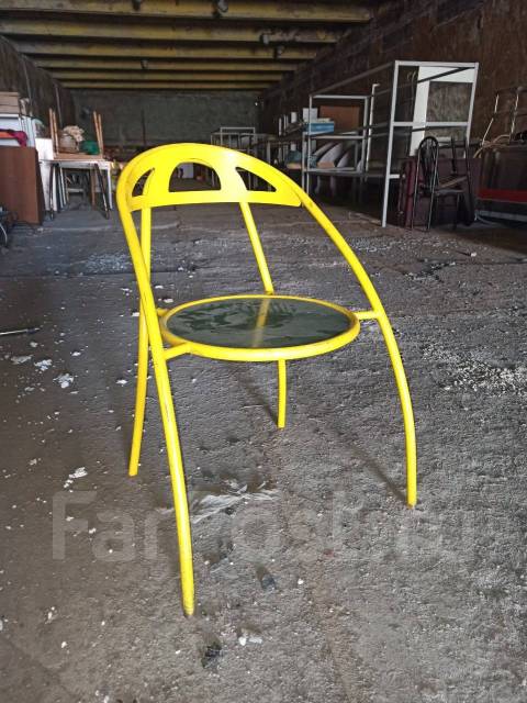 Желтый стул на колесиках