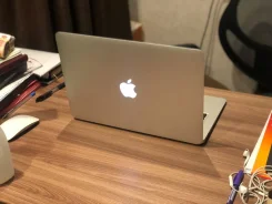 Apple MacBook. 13", 1,8����, ��� 4 ��, ���� 256���, WiFi: 1, Bluetooth: 1, ����������� �� 9��. ����