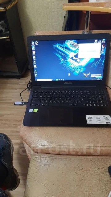 Asus VivoBook X556UQ. 15.6", 2,3����, ��� 6 ��, ���� 240���, WiFi: 1, Bluetooth: 1 ����