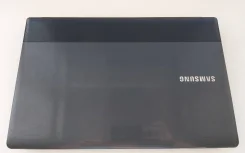Samsung 300E5C. 15.6", 2,3����, ��� 4 ��, ���� 250���, WiFi, Bluetooth, ����������� �� 4��. ����