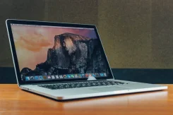 Apple MacBook Pro 15 2015 Mid. 15.4", 2,2����, ��� 16 ��, ���� 256���, WiFi: 1, Bluetooth: 1, ����������� �� 10��. ����