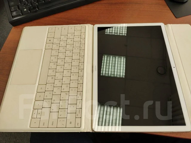Huawei MateBook E. 12", 2,7����, ��� 4 ��, ���� 128���, WiFi: 1, Bluetooth: 1, ����������� �� 5��. ����