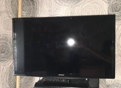 Samsung UE28J4100. LED