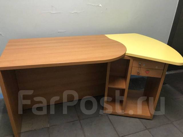 Продам письменный стол, б/у, в наличии. Цена: 2 500₽ во Владивостоке